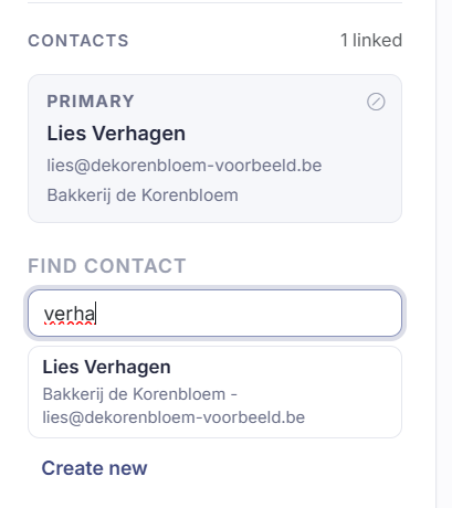 Het contactpaneel naast het gesprek: naam, functie en bedrijf.