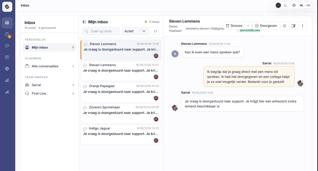 De Sarrai-inbox met een doorgeschakeld gesprek, de chathistoriek en de gegevens van de klant